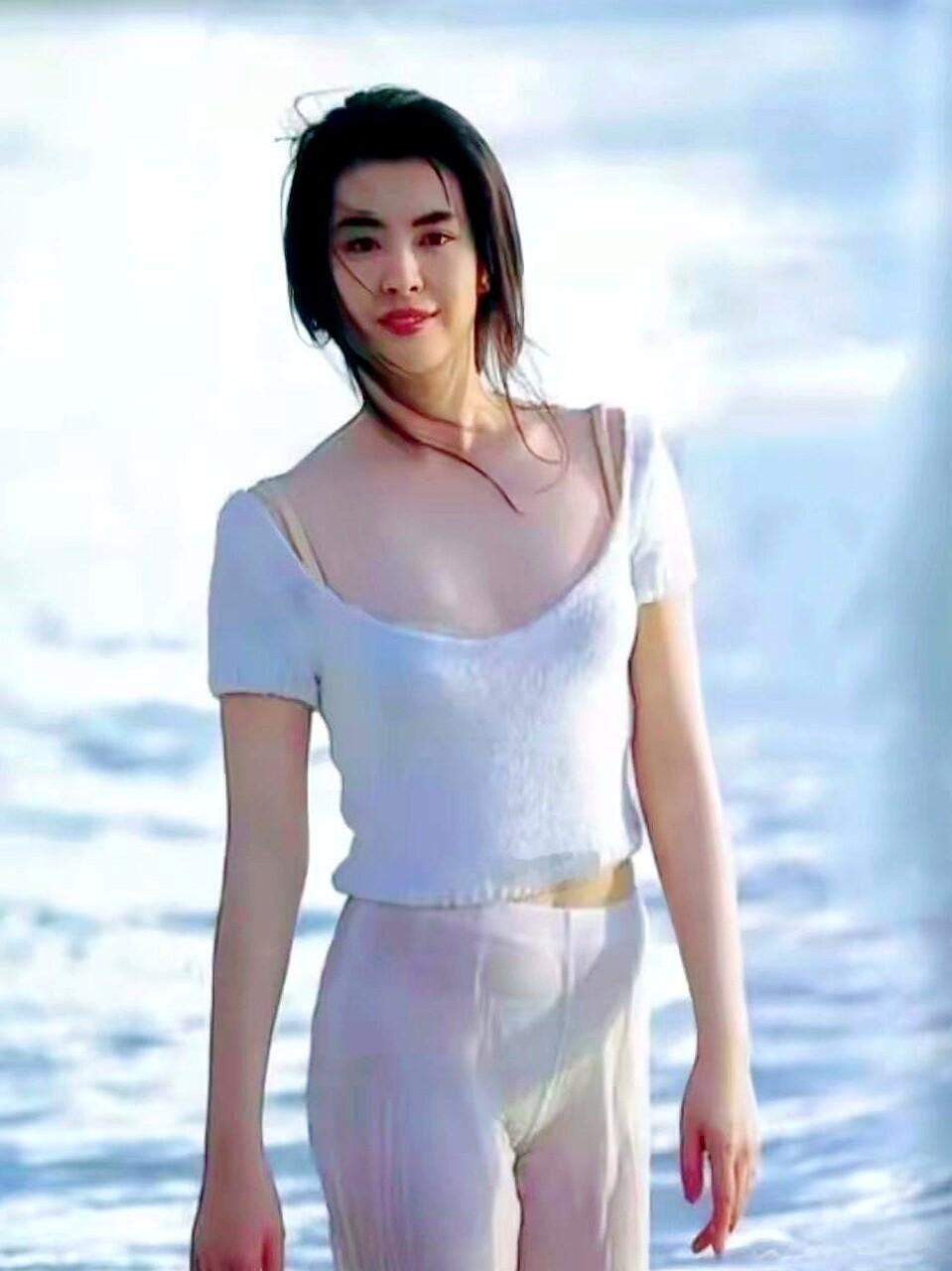 背了22年“为情所伤”的黑锅，王祖贤终于开口把这层窗户纸捅破了。访谈里她连连