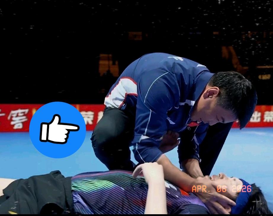 王皓这反应，真的笑不活了！谁懂啊家人们！王楚钦赢下最后一分直接躺地上不动了