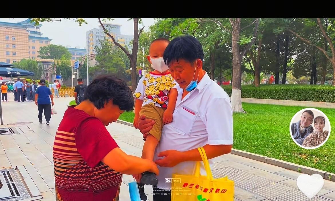 熊磊对老杜两公婆非常信任，每年的暑假把言宝送去爷爷奶奶家，两个老人也过上含饴弄孙