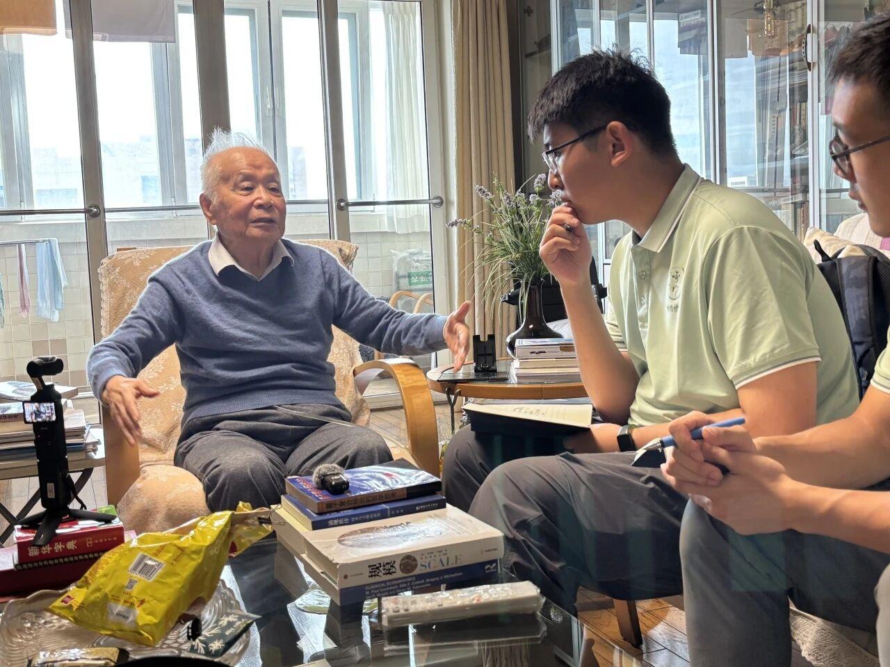 何祚庥老院士与华中科技大学学子亲切交流。2025年8月24日，华中科技大学的学