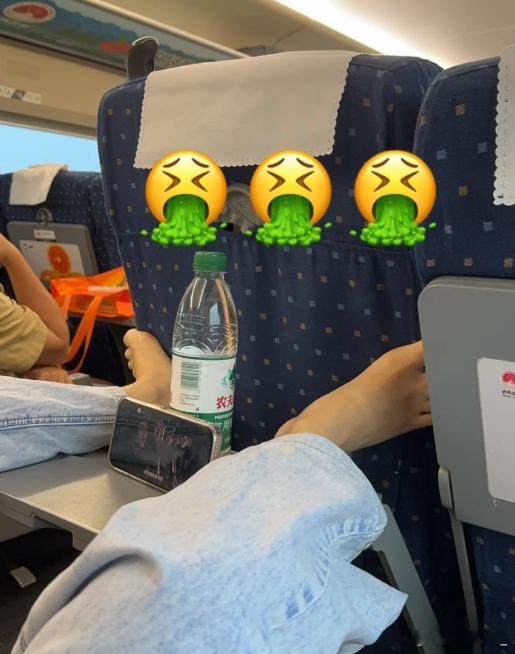 高铁一次性座椅套热销因为实在是没招了，尤其是喜欢睡小桌板上的，感染一脸脚气找谁