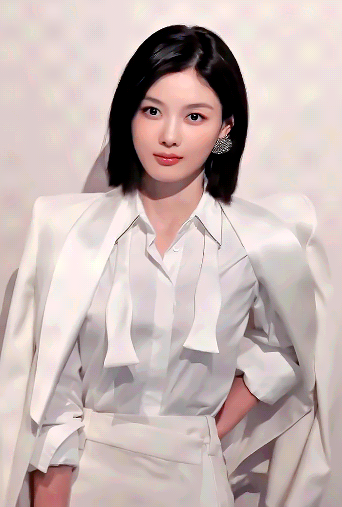 【热帖】短发反响很好的金裕贞评论：太漂亮了，而且现在好像不能叫有情了，大人美真不