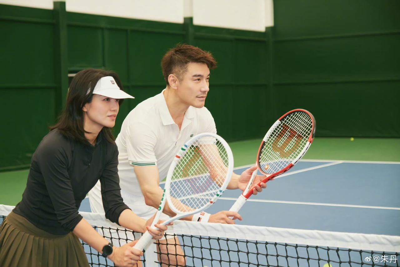 李雪琴：兵哥，咱俩这网球组合，算是“娱乐圈双菜”联盟了吧？我连发球都得默念三遍咒
