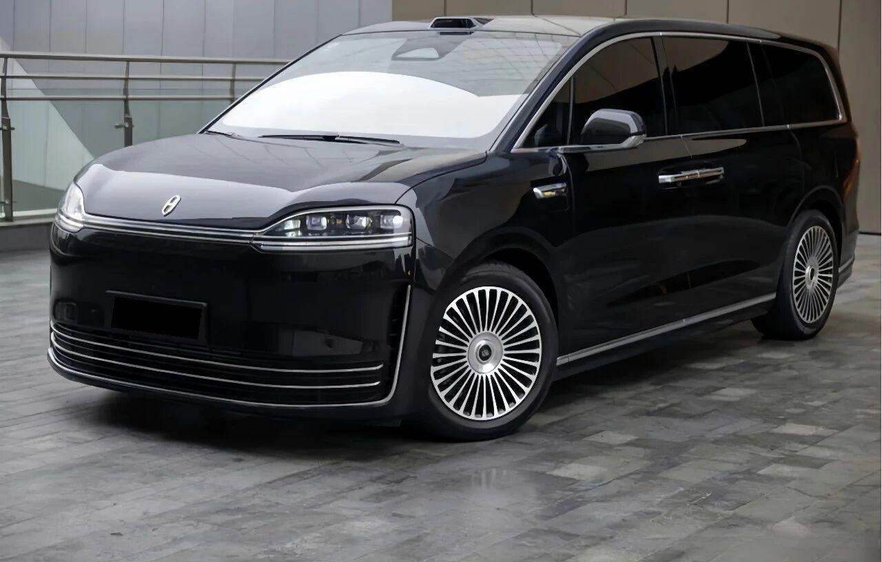 鸿蒙智行首款MPV登场！智界V9外观谍照曝光你给外观打几分？日前，网络上曝光了