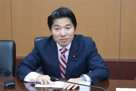 到北京来谈判的三个日本议员，已经回到了日本，中道改革联合党议员伊佐进一登上电视节