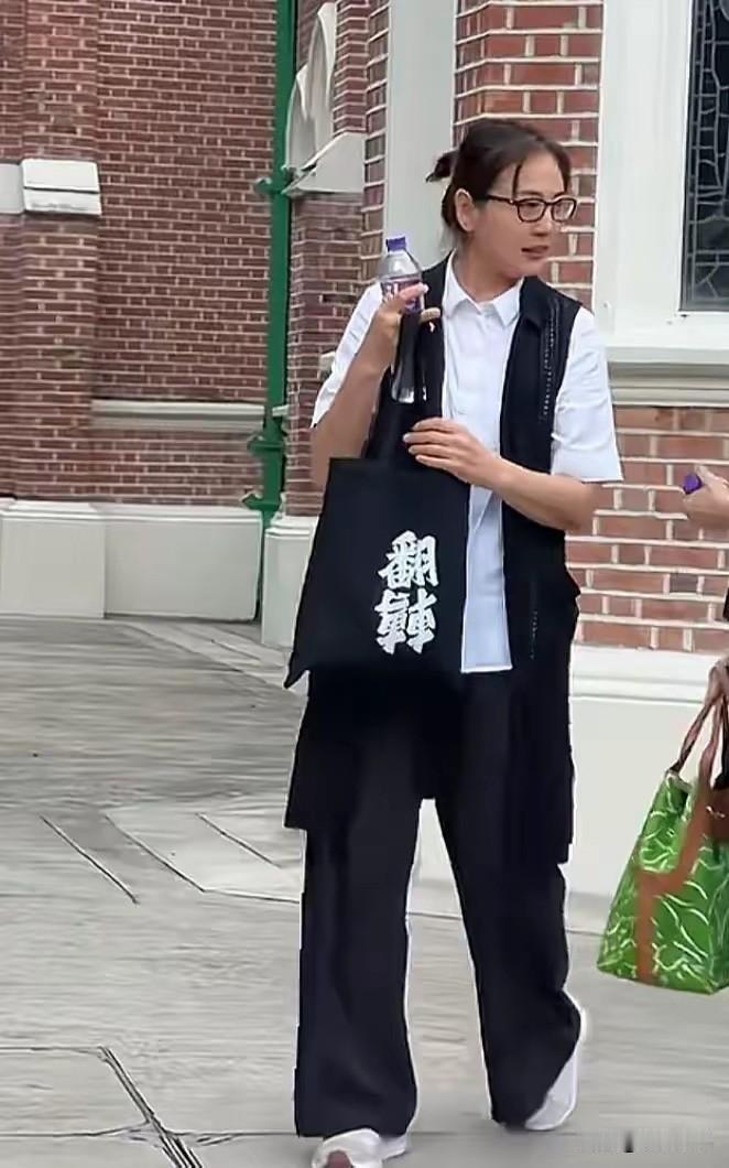 香港演员张锦程，怎么打扮的像一个大妈[捂脸哭][捂脸哭]他去参加老明星的葬礼，一时竟