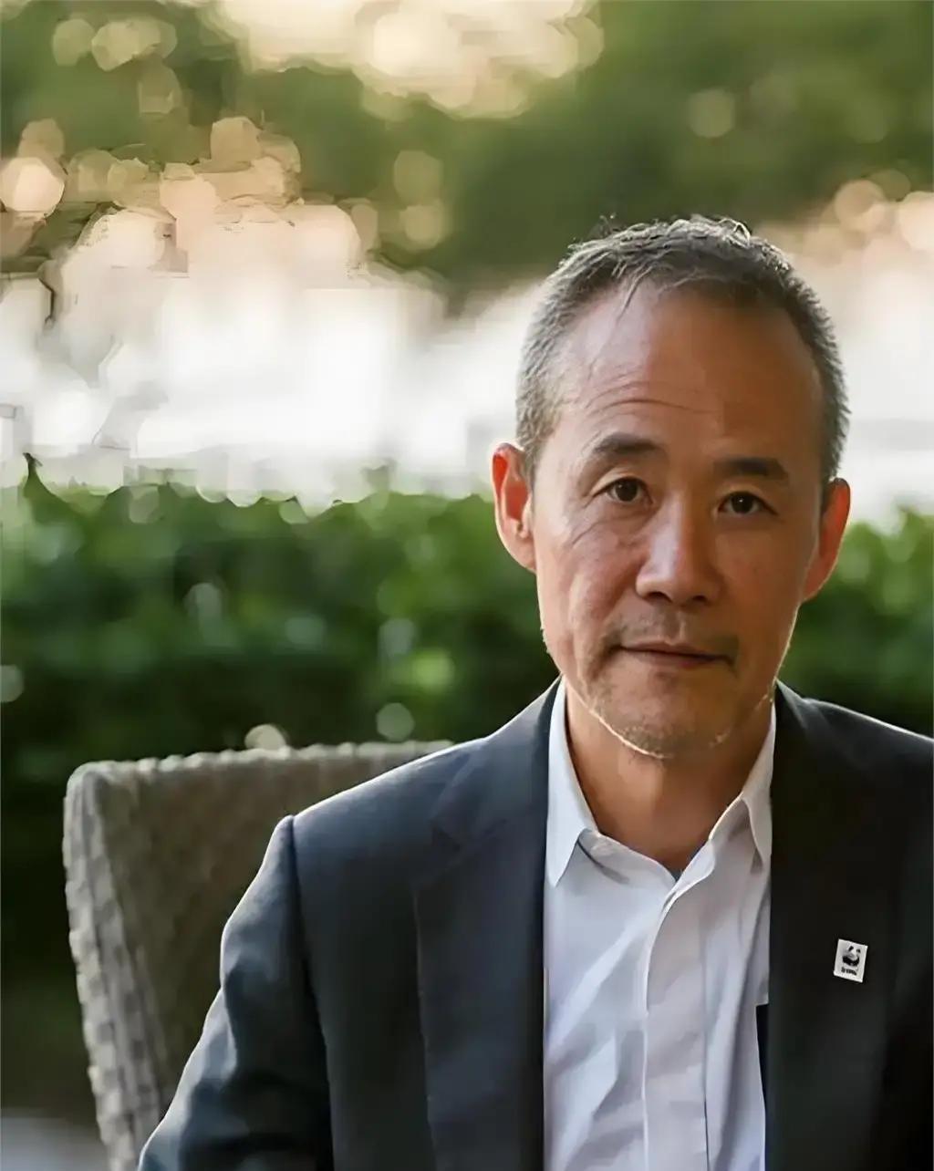 岳父一个电话打进来。会议必须取消。立刻取消。王石挂了电话，什么也没说。那