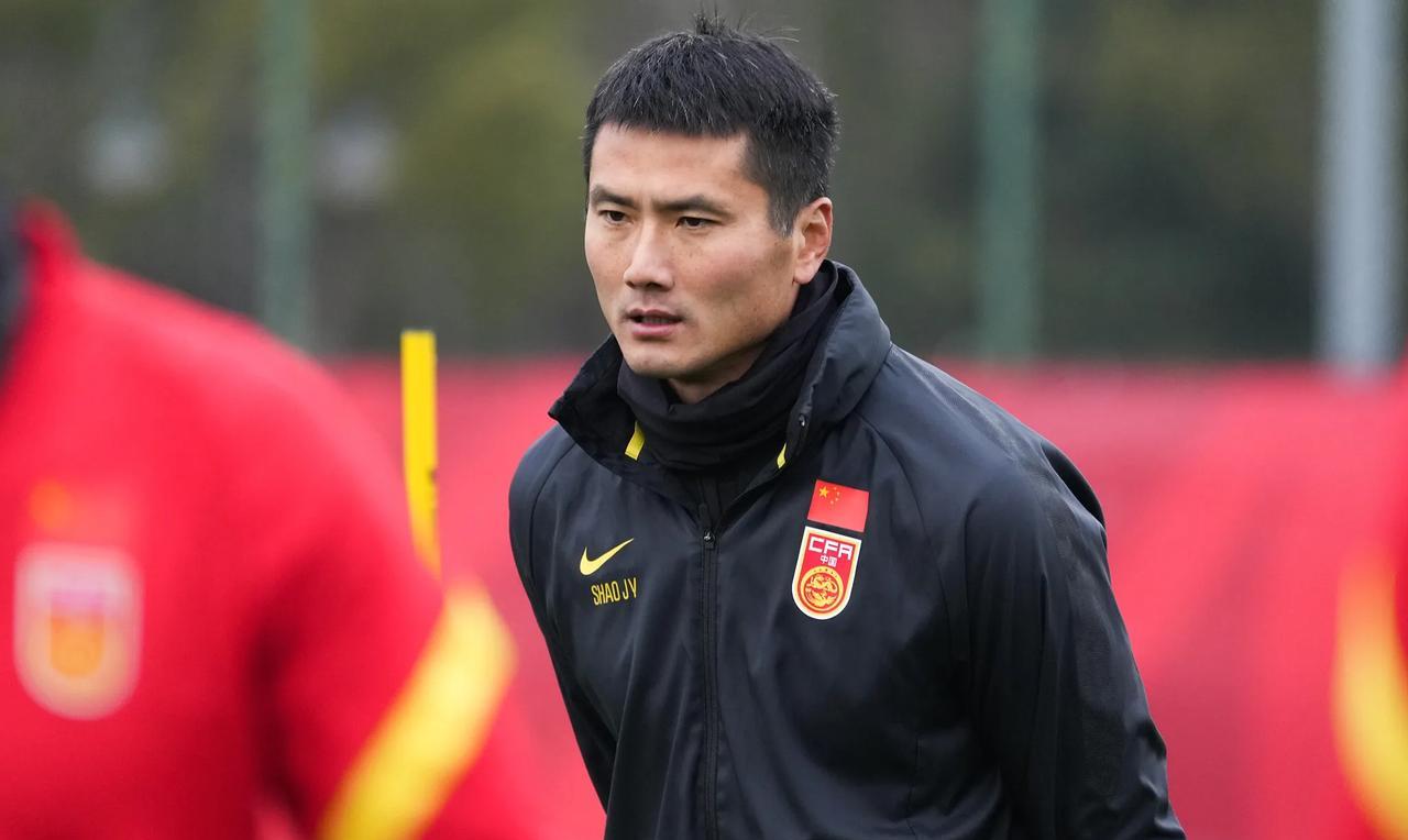 扬帆起航！国足终于迎来春天！邵佳一才是最适合国足的主帅！足协终于拨乱反正，与其聘