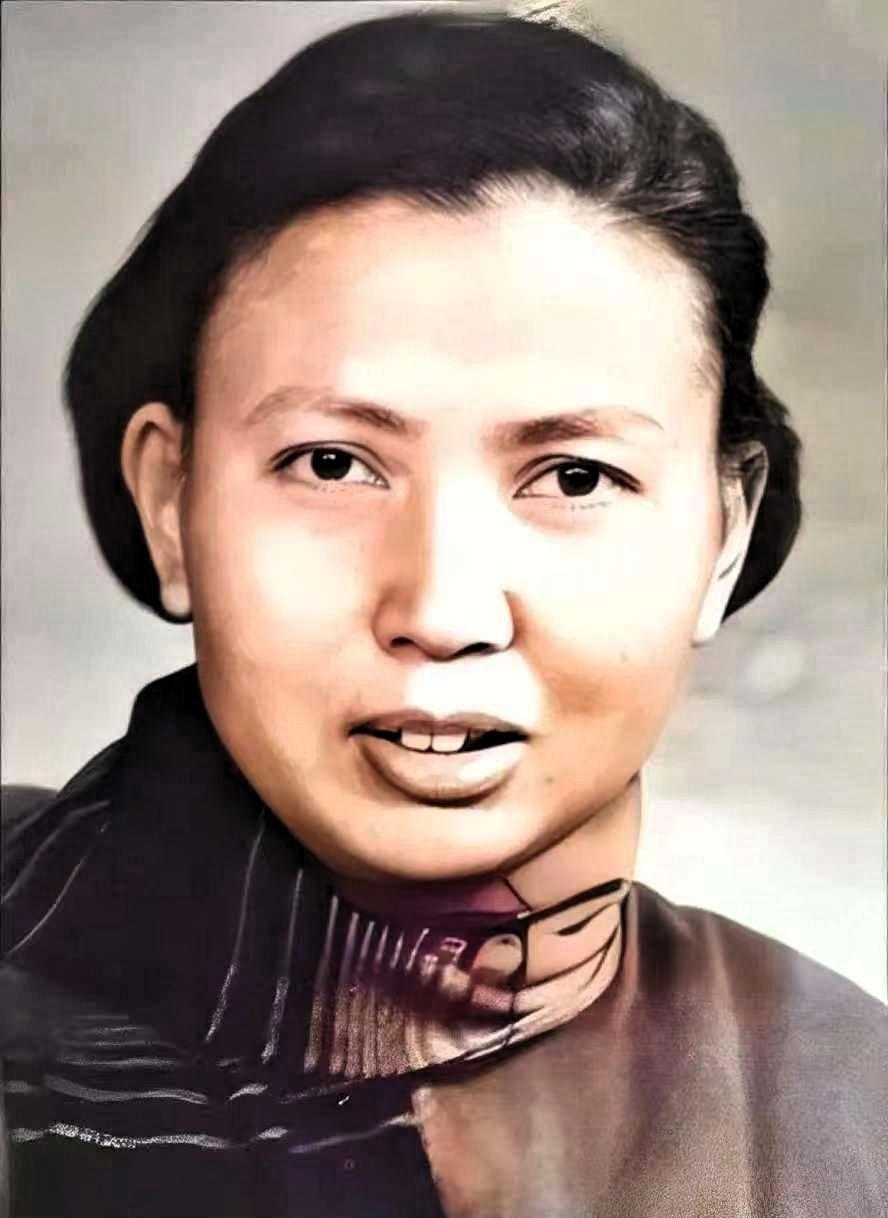 1941年，21岁的女战士莫林被汉奸队的伪军从联络点揪出来，二话不说就往村外乱葬
