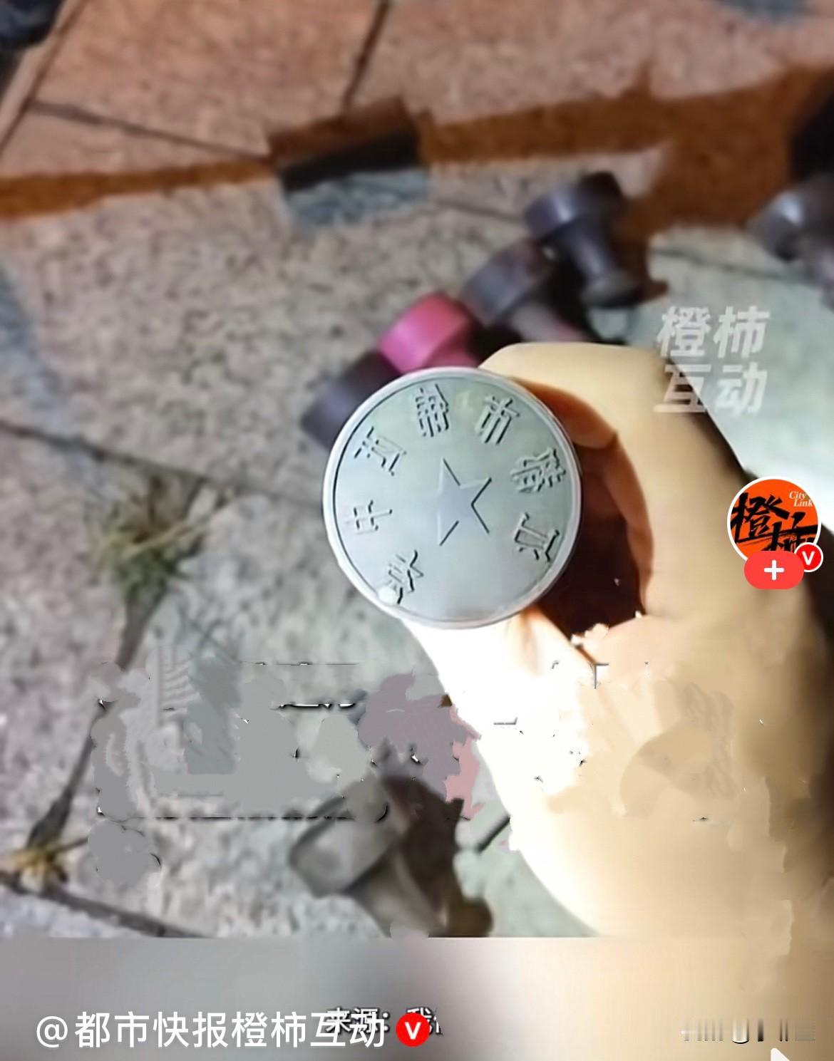近日，江苏扬州一位钓友在河边垂钓，钓着钓着鱼竿突然特别沉，钓友心里还挺开心，以为