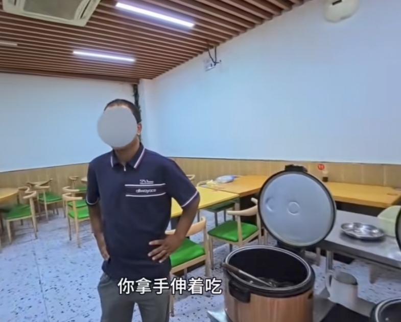 店主可能还没意识到问题的严重性！外卖小哥取餐的时候，偶然发现一个印度人居然用