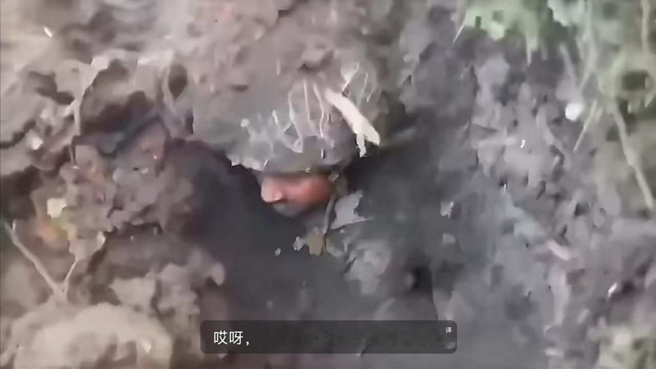 乌克兰战场上，俄军炮击之后，一名乌军士兵被炸塌的战壕给埋了，战友们赶紧过来用手刨