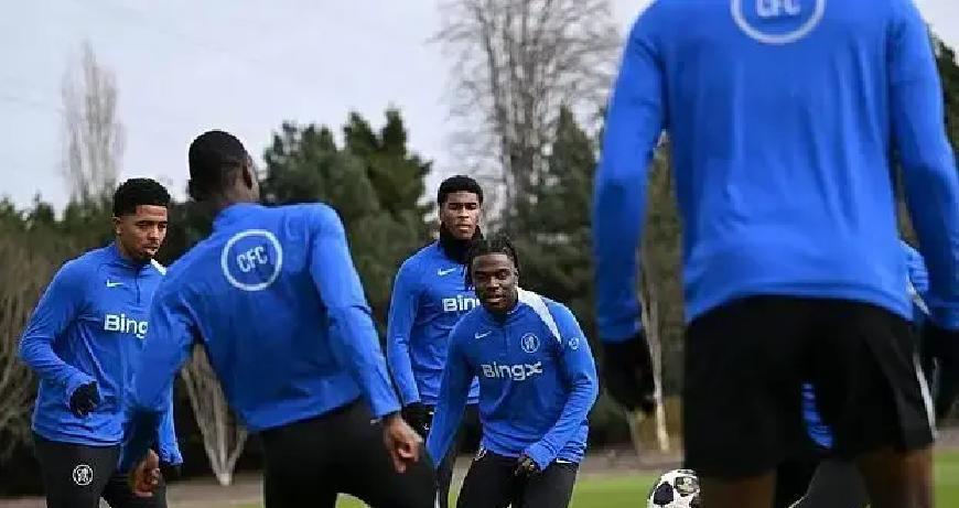 切尔西的更衣室，怕是早就漏成筛子了。家里那点事，一周之内被卖了两次。打巴黎前