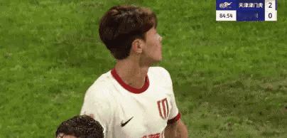 韦世豪哭了，这好像第一次见韦世豪哭吧！成都蓉城与天津津门虎的比赛中，韦世豪两黄
