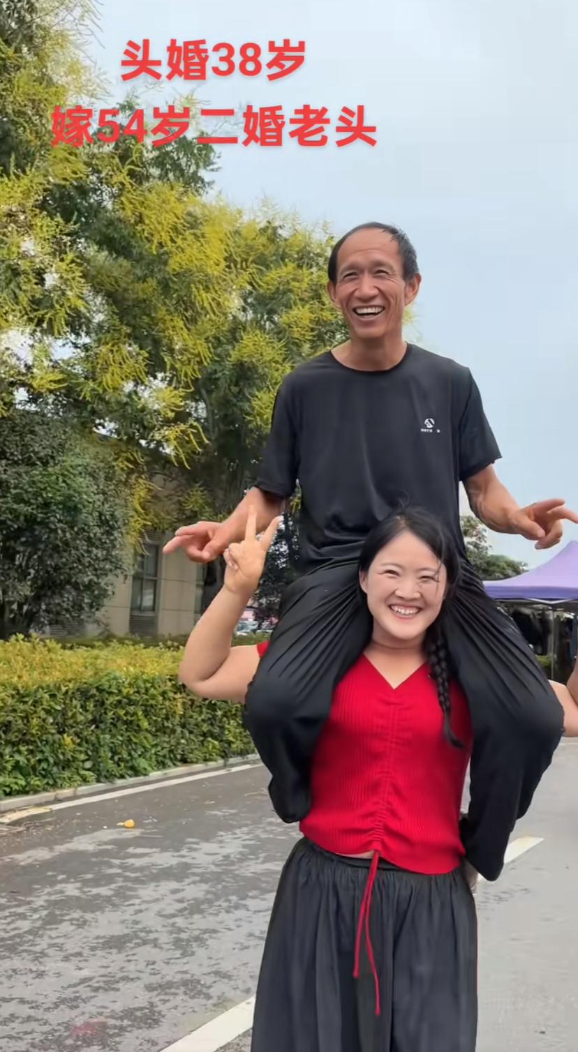 全网最羡慕的老少配,老公比妻子大16岁,妻子仍是一枝花,每天逗老公开心,别人是老