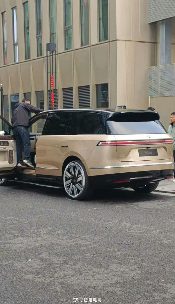 蔚来ES9原创设计美感没话说实车和证件照相差也有点多了吧，实车看下来气场大多了