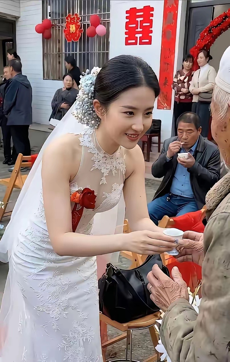 新娘子也太像刘亦菲了刷到这场婚礼直接被惊艳，新娘子侧脸神态第一眼差点以为是刘亦菲