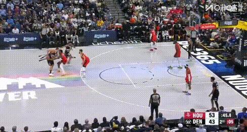 亏成马！申京被约老师狂虐，复仇反进攻犯规，挑战还失败。图1-2：2节末约老师轻