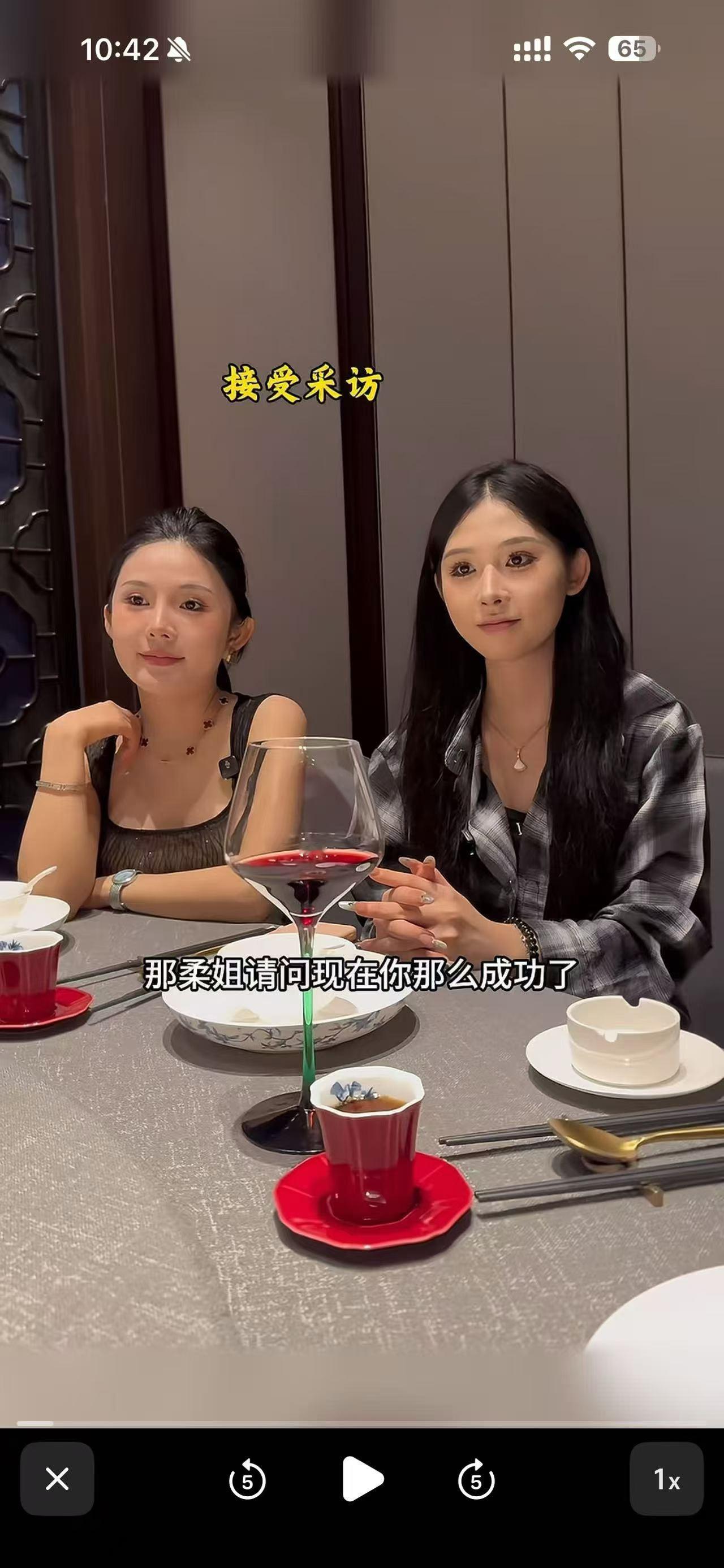 姜小柔反迷信图一两个网红身上带着高仿奢侈品项链，出事的时候几千块手术费也拿不