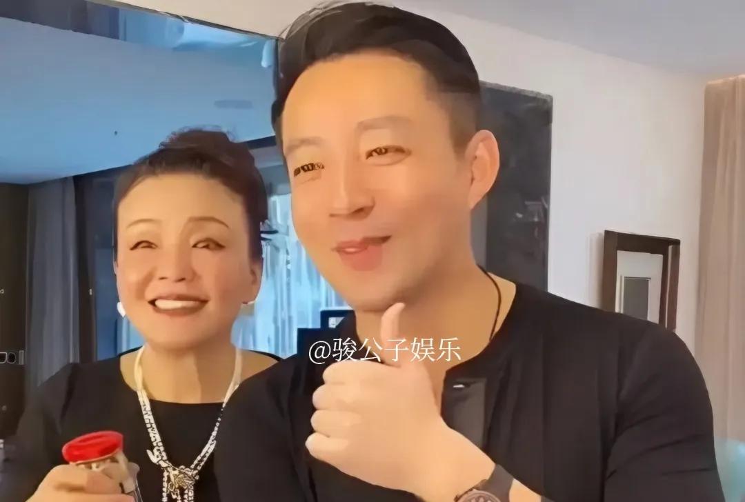 汪小菲曾提及，尽管母亲张兰在他成长过程中要求极为严格，甚至动用体罚，但他对此并无