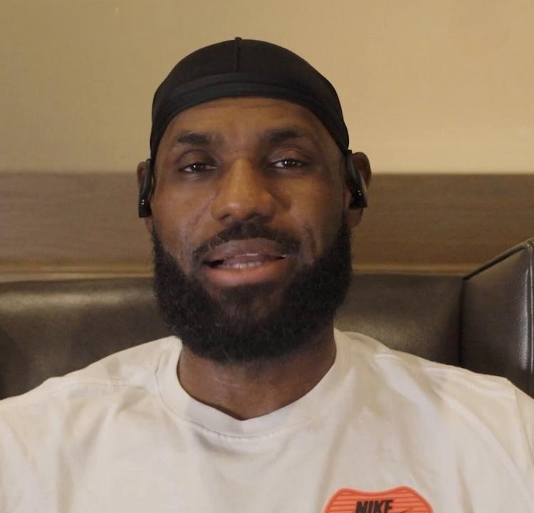 詹姆斯亲承退役时间！詹姆斯在接受采访时提到退役时间时表示“这是一个很难的决定，但