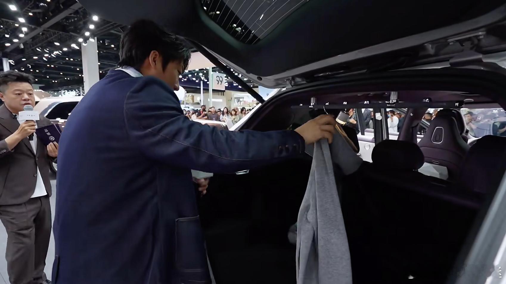 王天放30秒车内收纳挑战今天看直播真被戳中了！这款新锐SUV，空间简直是开了挂。