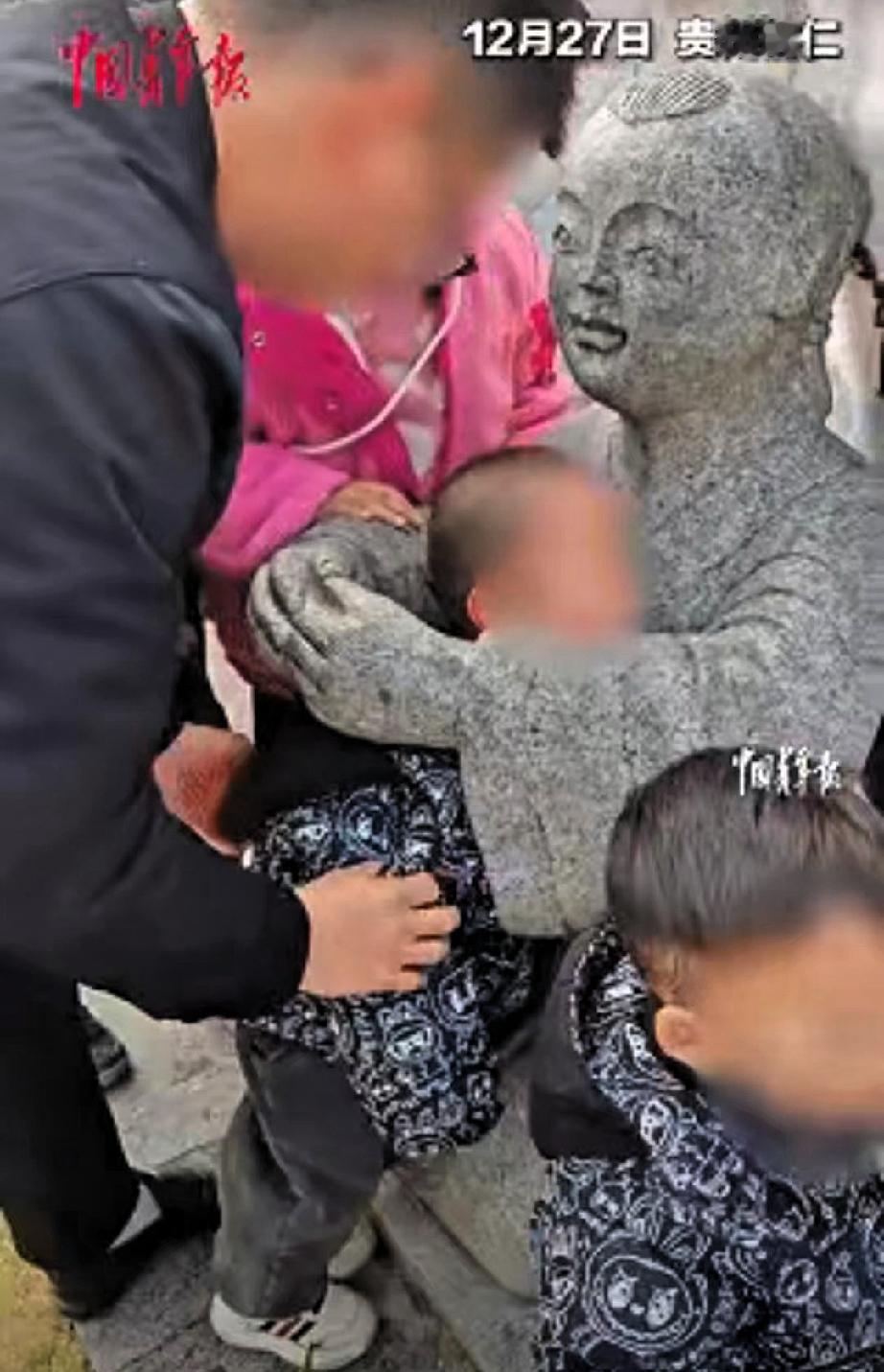 人怎么能闯这么大祸！近日贵州铜仁，爸妈带三岁的男孩去公园游玩，玩的兴起就没顾得上