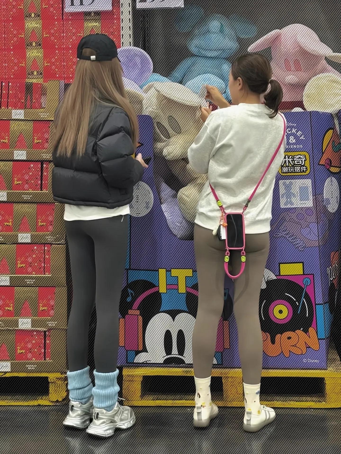 臀型不好穿鲨鱼裤就得练啊，不然这么一对比多尴尬。