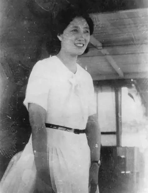 1929年，董竹君12岁的女儿正在玩闹，突然被父亲夏之时揪着脖子丢进卧室，“不知