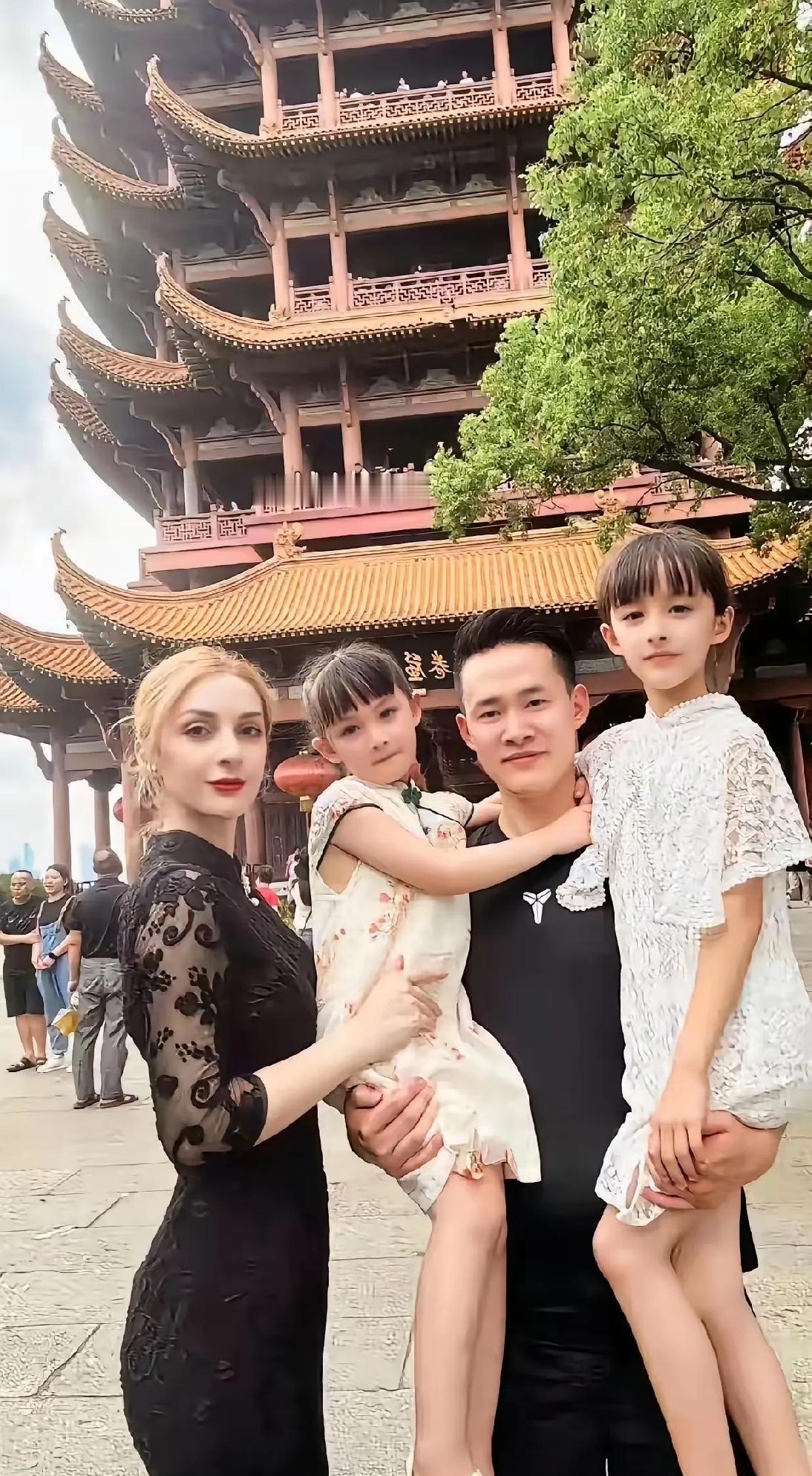 中俄结合，生两个可爱的混血宝宝，太养眼了
