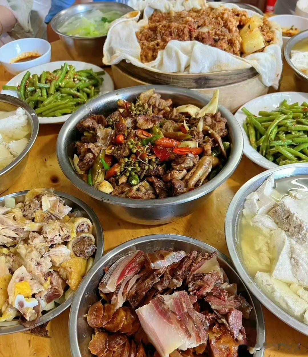 炖得软烂的肉裹着玉米的甜，炸肉泛着暖光，还有刚出锅的馒头带着蓬松的热气。青椒裹