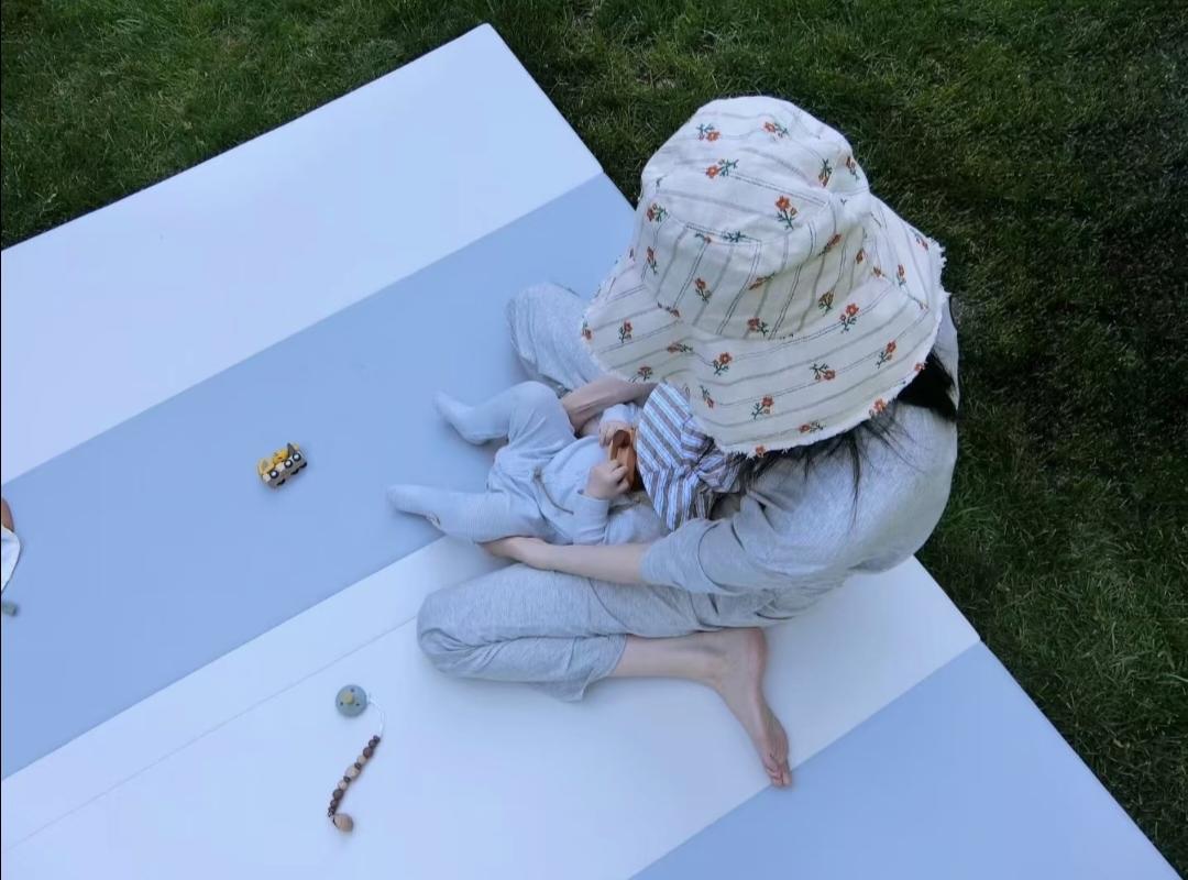 何穗母亲节分享和儿子Winsome‌的合照，还分享了外婆给Winsome‌织的各