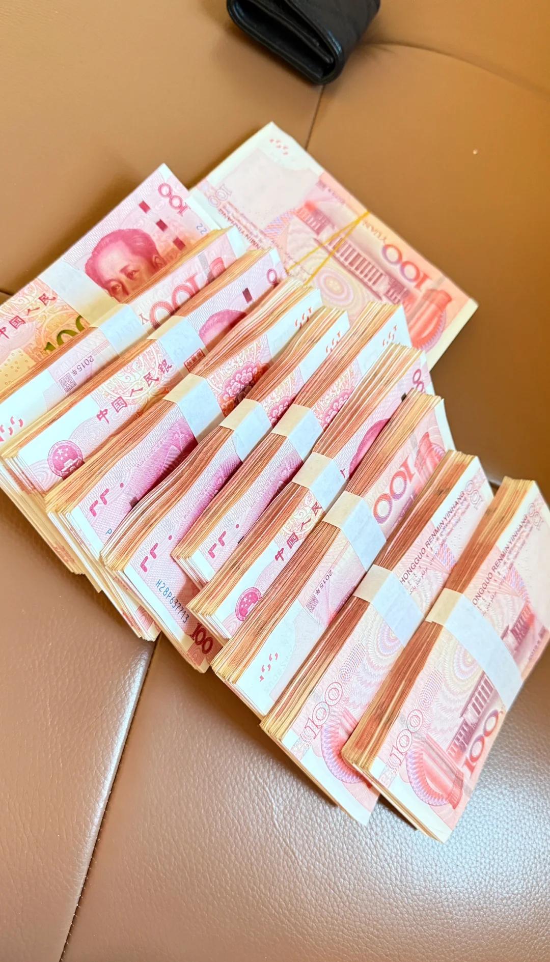 看着那个28岁姑娘因为攒到10万块又哭又笑的新闻，她说怕被嘲笑，说实话，