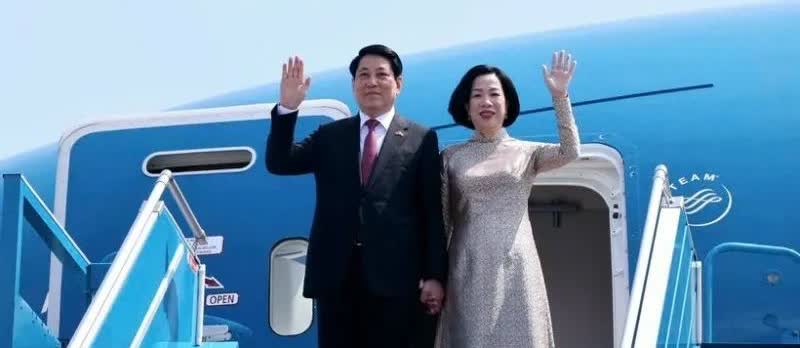 一种惯例！越南四驾马车出国访问，都喜欢携夫人。梁强和夫人阮氏明月离开河内