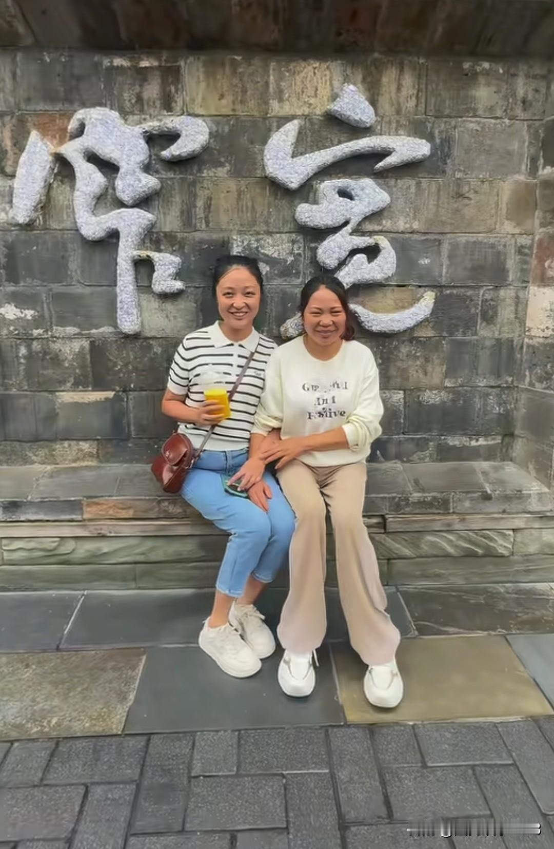 千万富翁王晓举最近认亲比较火热。今天带着生母去见自己的养母。王