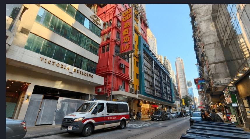 今天下午4点多，香港旺角发生了一件奇葩事儿。一男子去弥敦道607号新兴大厦的劏房