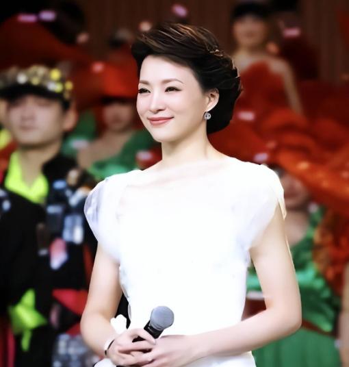 董卿母亲金路德去世，父亲撰写长文悼念亡妻，字字句句都透着爱意。据悉，董卿母亲金