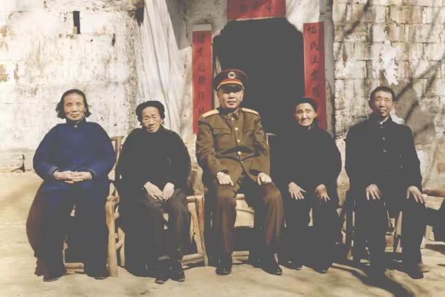 这张照片拍摄1989年2月，这张照片极为罕见，值得大家收藏点赞。刘华清上将回到