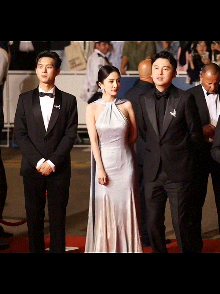 身边只要有1个人摇摆起来，杨幂就会0秒变车载小人​​​​