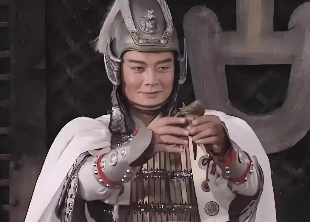 别再被演义骗了！真实的周瑜火烧赤壁后乘胜追击取南郡，被曹仁一箭射中肋部你以为
