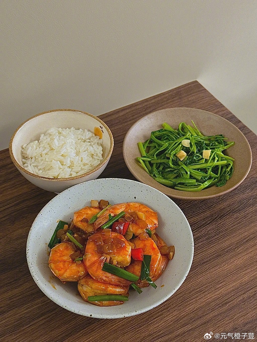 今日午餐：蒜蓉大虾🍤清炒空心菜🌱今天吃得很开心太合口啦新鲜的虾一点也不腥