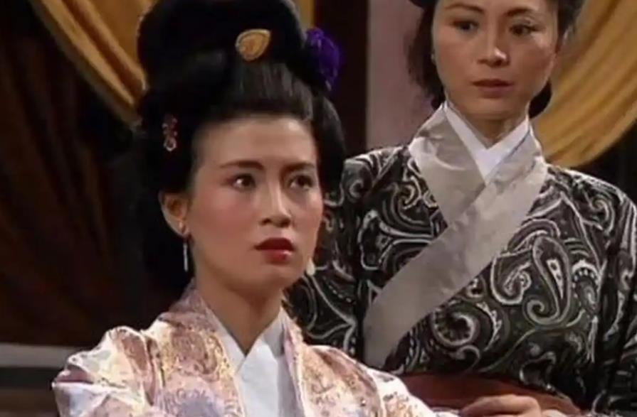 251年，孙权病重，年轻的皇后潘淑日夜照顾，疲惫不堪。一天夜里，几个宫女趁着潘皇