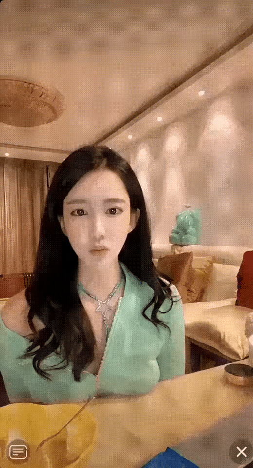 美女介绍着自己穿的衣服，一瞬间直播间内来宾无数！美女抓住了流量密码，亮点在下面