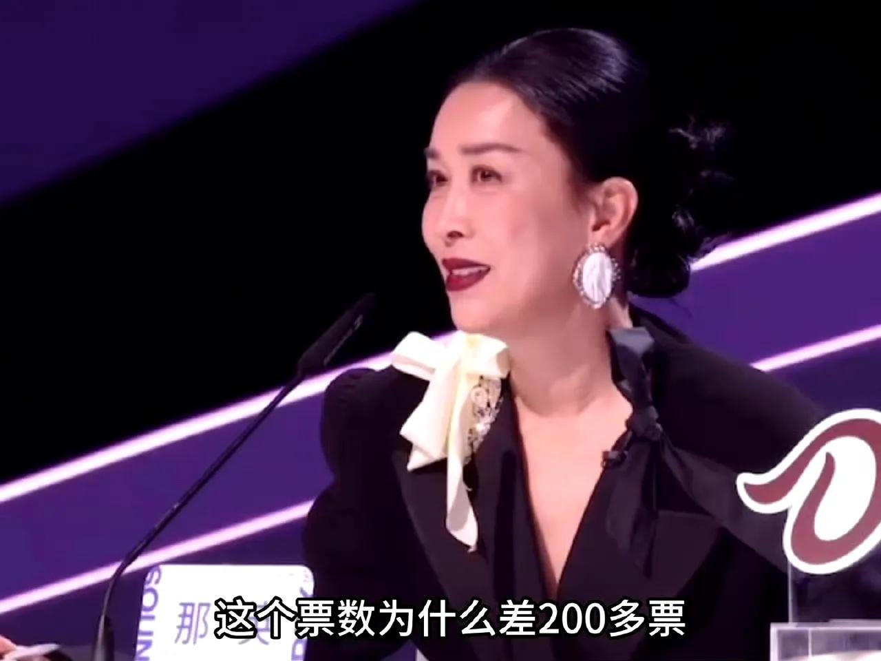 那英现场质疑票数，何炅差点翻车！都说综艺节目有剧本，可那英偏不按套路出牌。直播