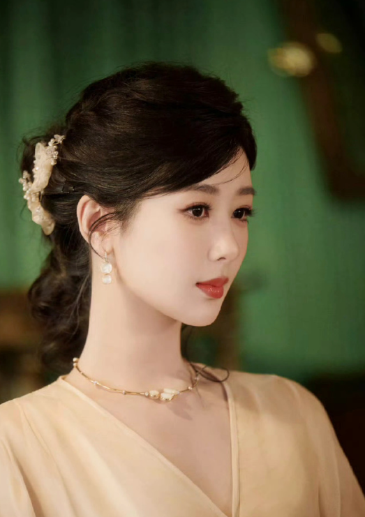 生图视频中杨紫肌肤透亮、眼波流转，歪头比心等细节被赞“治愈感满格”，路人直拍凸显