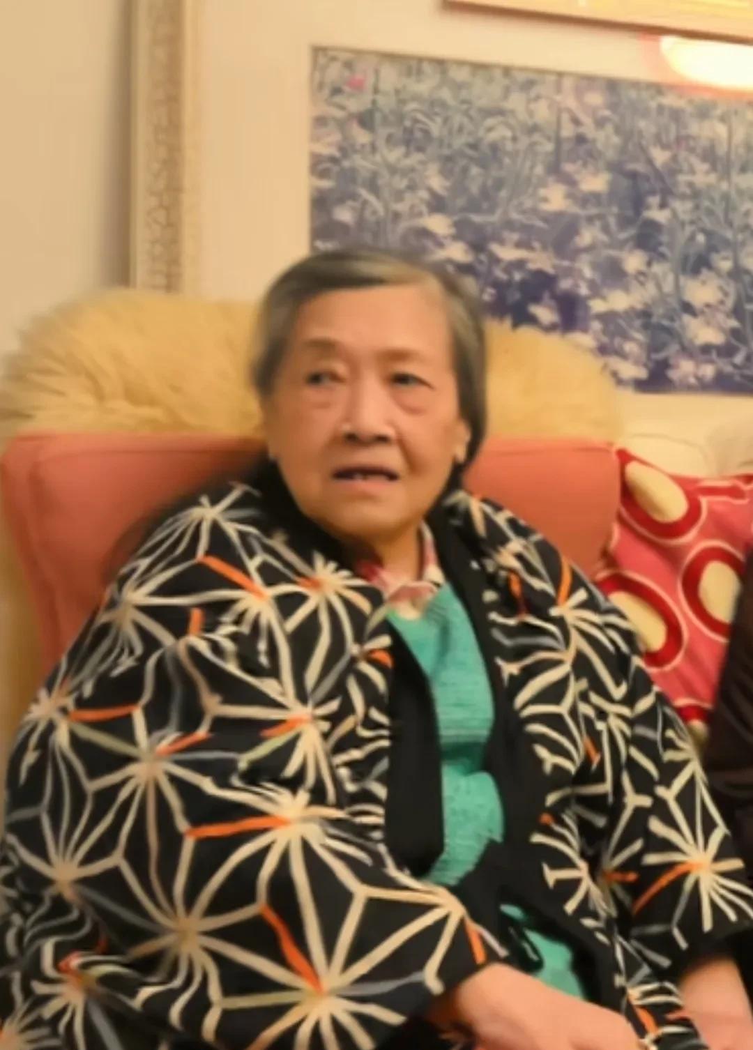 原来家住上海的朱逢博也爱喝咖啡，她说如今活得随心所欲，一天一杯咖啡是最少的，多的