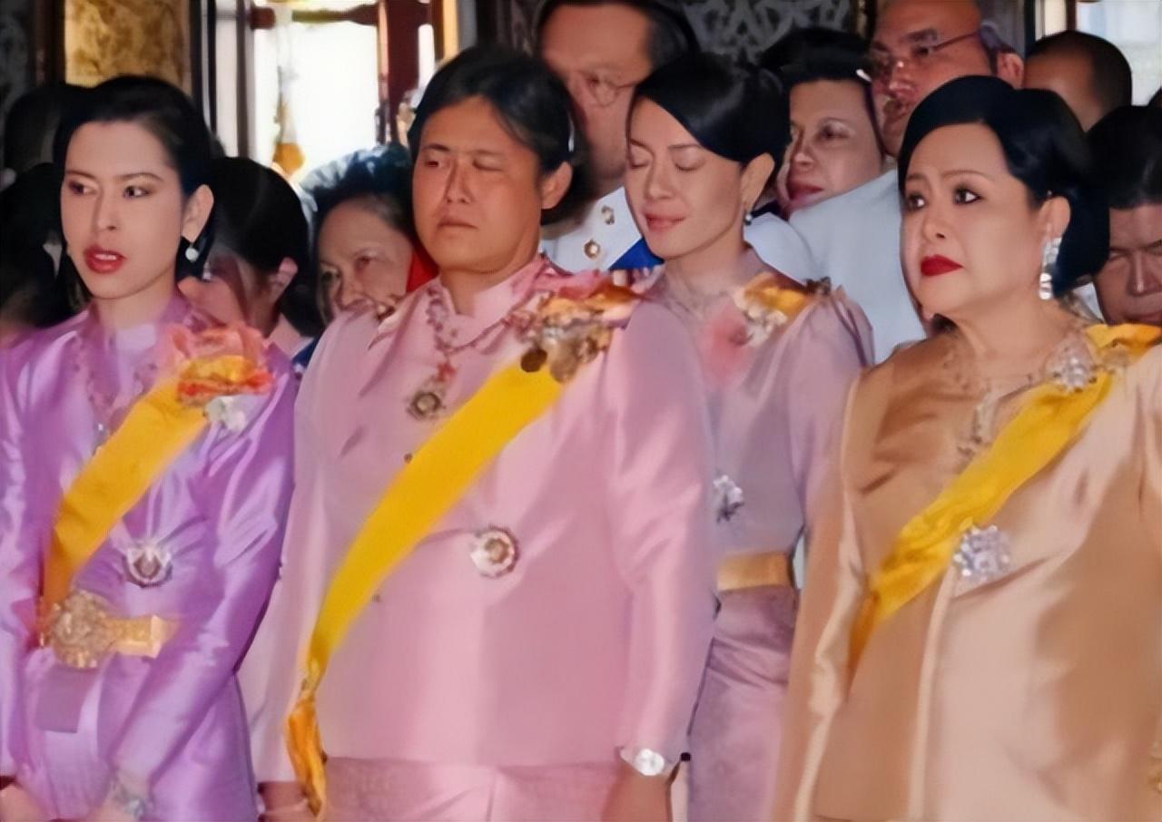 这张合影挺神奇的，没有照出西拉米天使面容，没有照出诗丽吉王后傲娇的姿态，也没有照