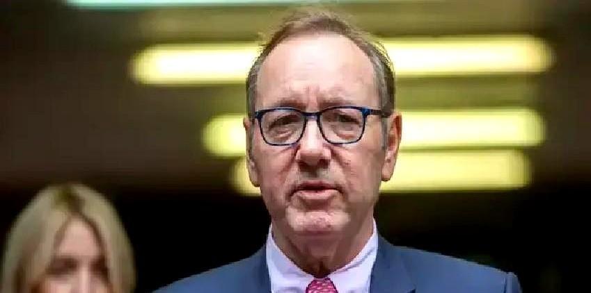 伦敦希思罗机场的监控拍到他了。灰色连帽衫。胡子拉碴。推着半空行李箱的背影像