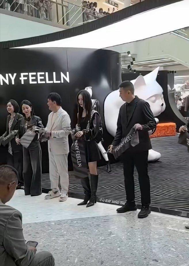 金晨没想到自己参加品牌剪彩活动，竟会因为自己的一个小小举动被网友们审判了：剪彩时