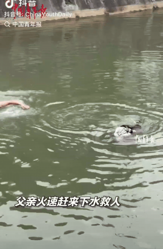 广东汕头，陈女士在上班的路上看到河中央有个小孩。开始以为小孩在游泳，陈女士又多看